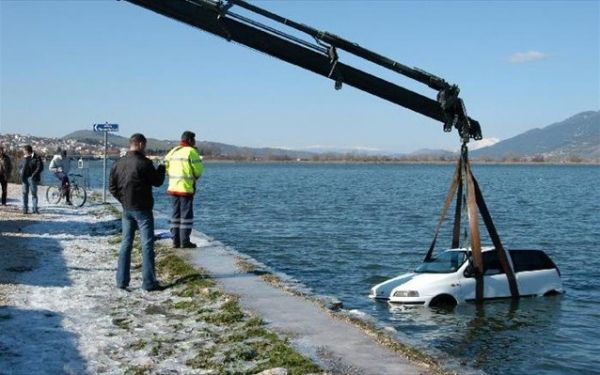Αυτοκίνητο έπεσε στη λίμνη των Παμβώτιδα - Νεκρός ο οδηγός