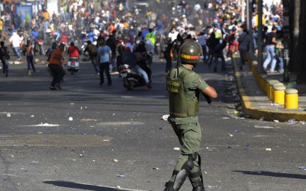Στους 23 έφτασαν οι νεκροί στη Βενεζουέλα- Το χάος συνεχίζεται
