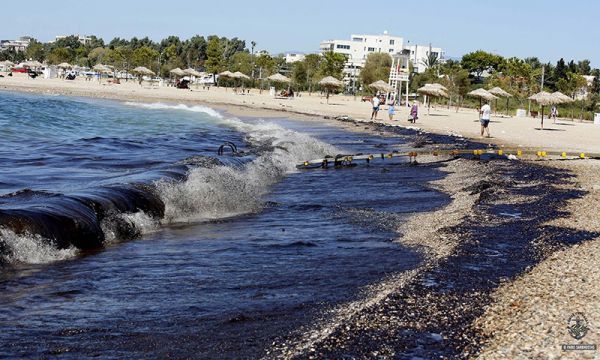 Έντονη ανησυχία για τη ρύπανση των ακτών του Σαρωνικού