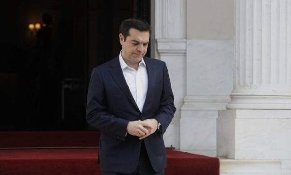 Handelsblatt: Ο Τσίπρας «στύβει» τους Έλληνες στους φόρους