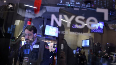 Wall Street: Χρέος και Nvidia κρίνουν το πρόσημο