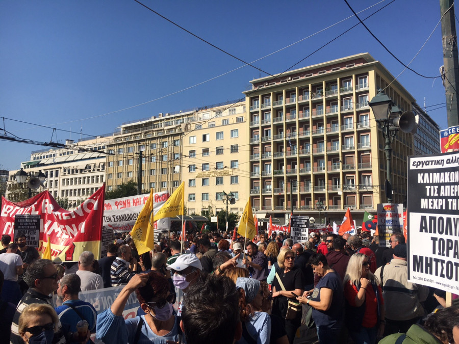 Απεργία: Μεγάλη συγκέντρωση και πορεία προς τη Βουλή (photos)
