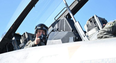 Πέταξε με F-16 Viper πάνω από το Αιγαίο ο Δένδιας
