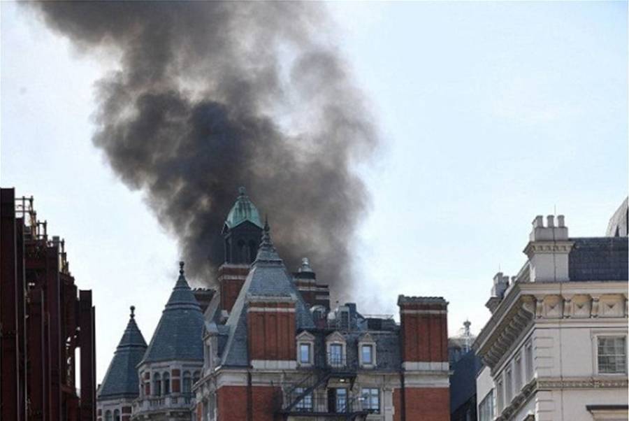Μεγάλη φωτιά μαίνεται σε ξενοδοχείο του Λονδίνου-Φόβοι για εγκλωβισμένους