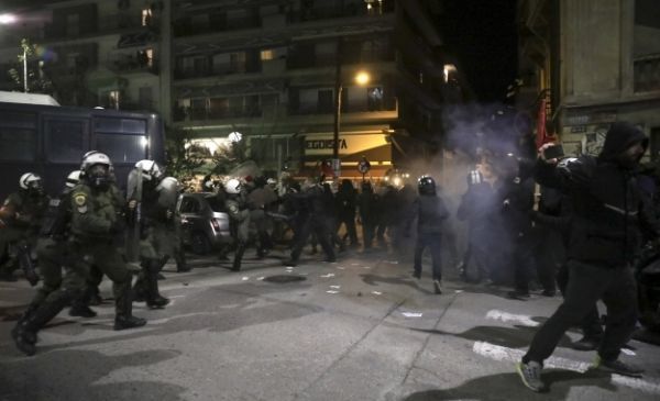 Επεισόδια μεταξύ αντιεξουσιαστών και ΜΑΤ στη Θεσσαλονίκη
