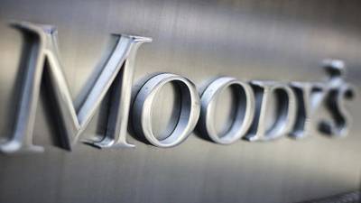«Πάγωσε» λόγω κορονοϊού η αξιολόγηση της Moody’s για την Ελλάδα