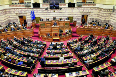 Βουλή: Αντιδράσεις στο σβήσιμο των ονομάτων των θυμάτων των Τεμπών