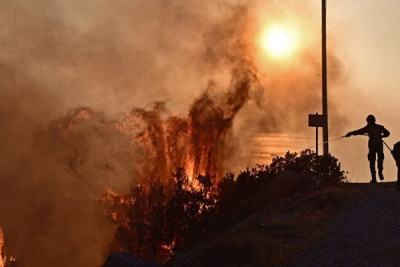 Φωτιές σε Ρόδο, Κέρκυρα, Αίγιο, Κάρυστο, Υλίκη- Μαζικές εκκενώσεις οικισμών