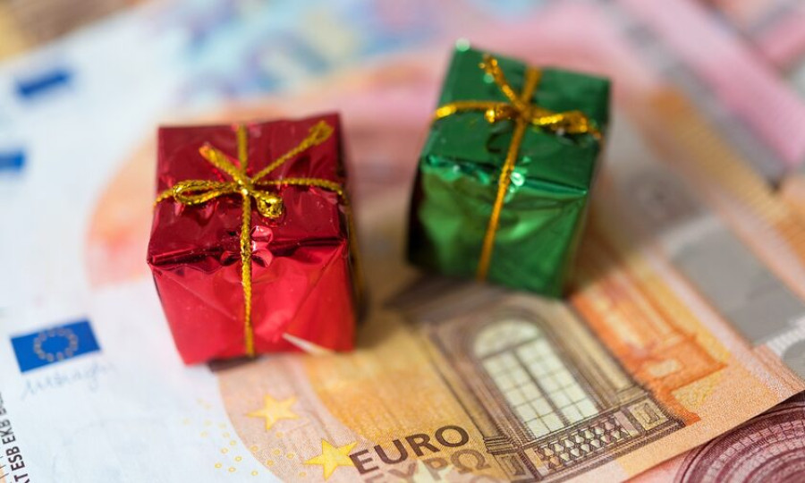 Χριστουγεννιάτικος μποναμάς 250 ευρώ: Περισσότεροι δικαιούχοι- Τα κριτήρια