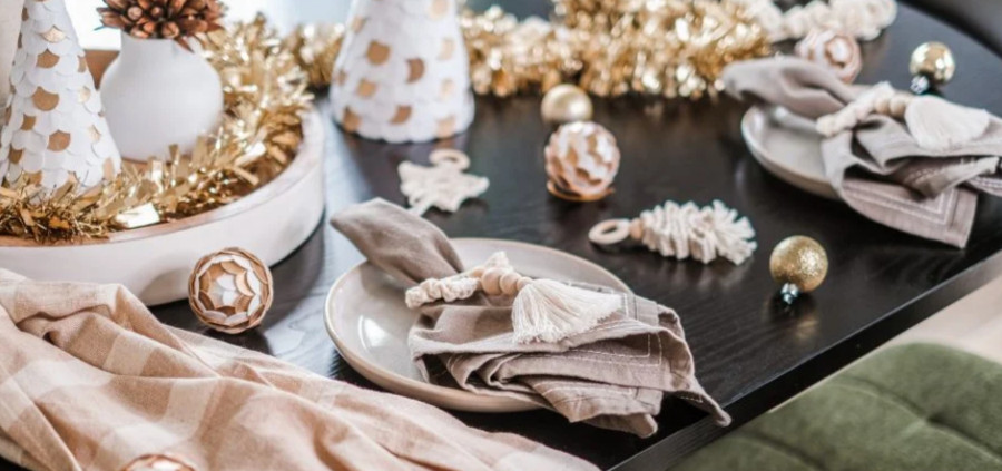 Γιορτινή ατμόσφαιρα με ιδέες διακόσμησης για το χριστουγεννιάτικο τραπέζι