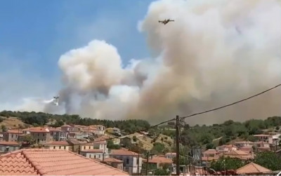 Ανεξέλεγκτη φωτιά στα Κρέστενα- Καίγονται σπίτια (videos)