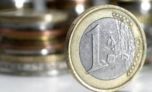 Σε χαμηλό ενός μήνα το ευρώ ενόψει γαλλικών εκλογών