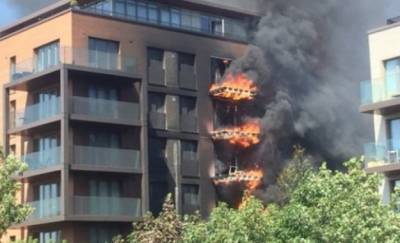 Μεγάλη πυρκαγιά σε πολυκατοικία στο Λονδίνο (βίντεο)