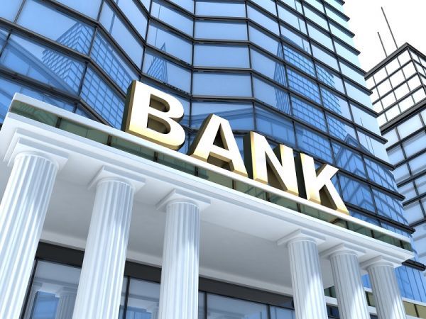 Τράπεζες:Βλέπουν τις εκροές να συνεχίζονται και την ύφεση να πλησιάζει