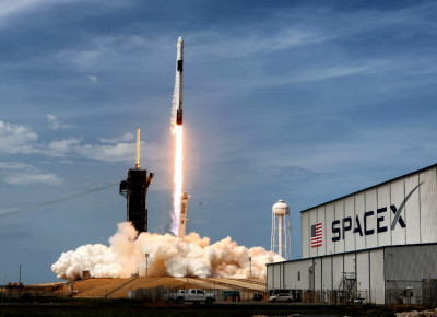 Η SpaceX σχεδιάζει να πουλήσει δορυφορικές συνδέσεις λέιζερ