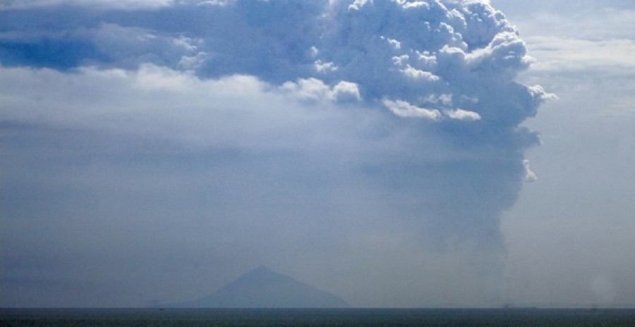 Εξερράγη το ηφαίστειο Ανάκ Κρακατόα στην Ινδονησία- Tεράστιο σύννεφο τέφρας