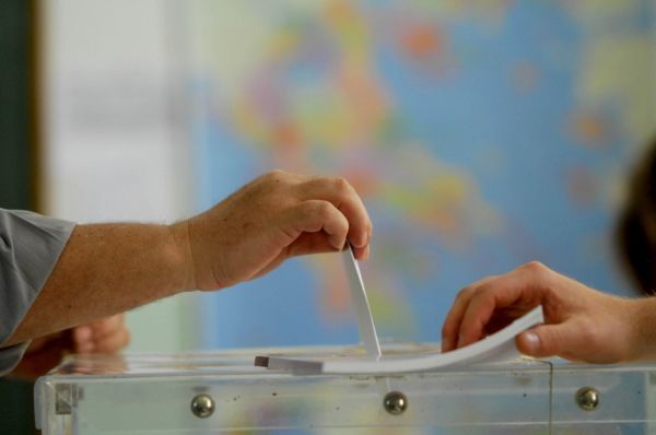 Δημοσκόπηση: Υπέρ της απλής αναλογικής το 58% των πολιτών