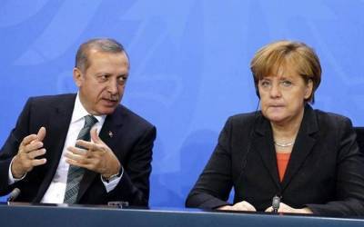 Ερντογάν σε Μέρκελ: Να αναθεωρηθεί η συμφωνία για το προσφυγικό