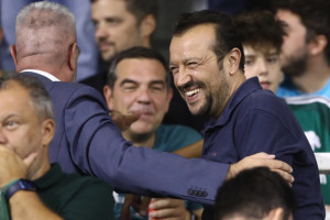 Η νίκη της ΑΕΚ «πάγωσε» τα χαμόγελα Τσίπρα - Παππά στη Λεωφόρο  