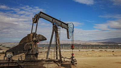 Προς εβδομαδιαίες απώλειες το πετρέλαιο- Σταθεροποιείται το φυσικό αέριο