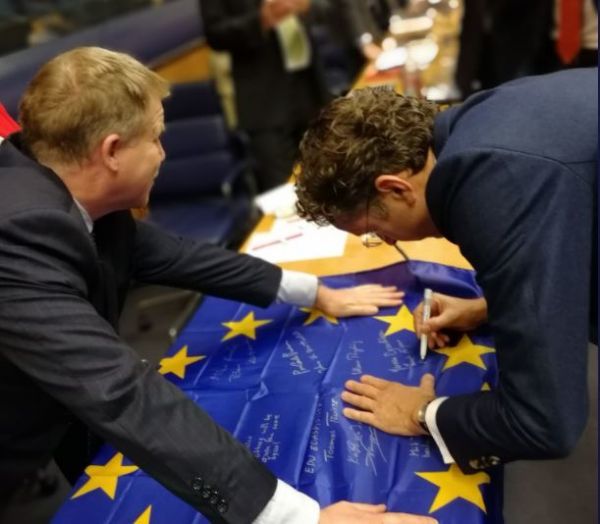 Eurogroup: Το αποχαιρετιστήριο δώρο των ΥΠΟΙΚ στον Σόιμπλε