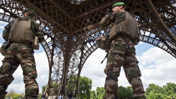 Επίθεση με μαχαίρι σε στρατιώτη στο Παρίσι