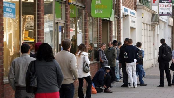 Σε χαμηλό 4 δεκαετιών η ανεργία στη Βρετανία
