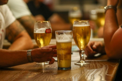 Βρετανία: Γιατί το κόστος της μπύρας ξεπερνά πολύ τον πληθωρισμό