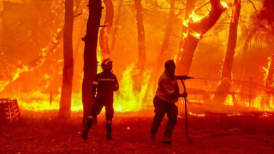 Καίγεται για 12η μέρα το δάσος της Δαδιάς