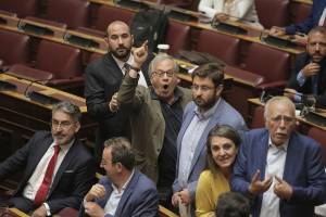 Βουλή: Αποβλήθηκε βουλευτής του ΣΥΡΙΖΑ λόγω χειρονομίας