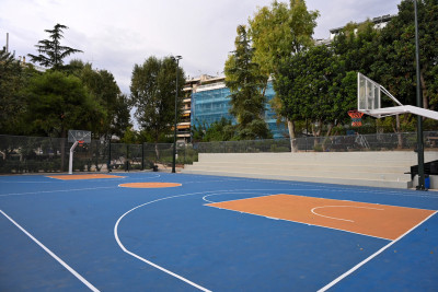 Δήμος Αθηναίων: Ολοκληρώθηκαν οι εργασίες ανακαίνισης εννέα ανοιχτών γηπέδων μπάσκετ