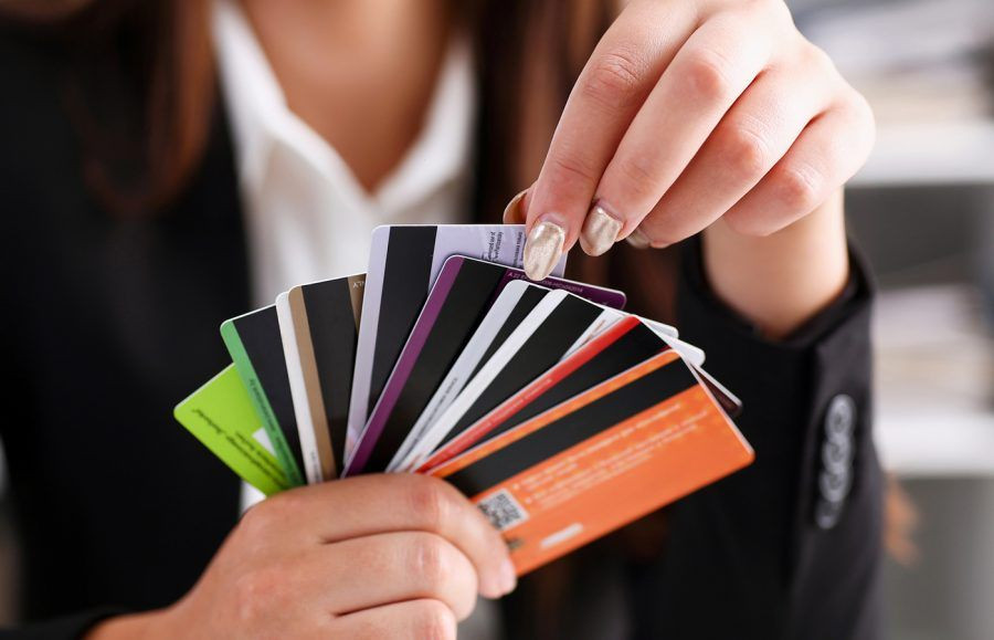 Οι Αμερικανοί χρωστούν 1,13 τρισ. δολάρια σε πιστωτικές κάρτες