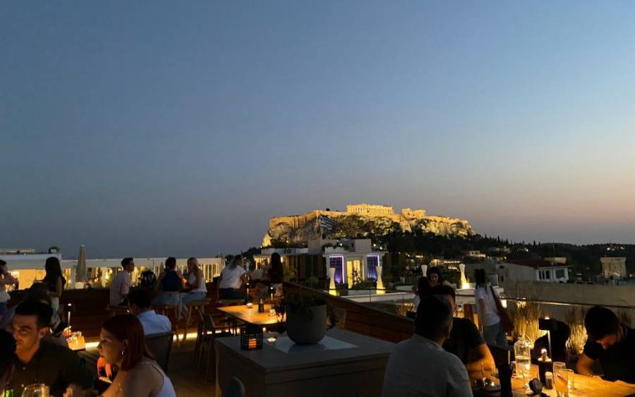 Ermou 18: Η νέα ταράτσα της Αθήνας που θα γίνει το καλοκαιρινό μας στέκι