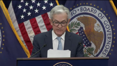 Fed: «Δεν επαναπαυόμαστε» λέει ο Πάουελ για πληθωρισμό και επιτόκια