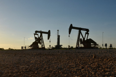 Προς εβδομαδιαία άνοδο 3% το πετρέλαιο- Ανεβαίνει το φυσικό αέριο