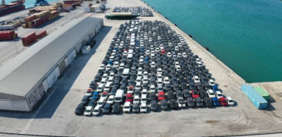 Με ταχύτητα κι ακρίβεια η εκφόρτωση αυτοκινήτων στο λιμάνι του Βόλου