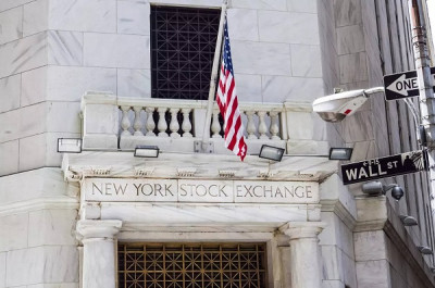 Κατεβάζει «ταχύτητα» η Wall Street μετά το πολύμηνο υψηλό