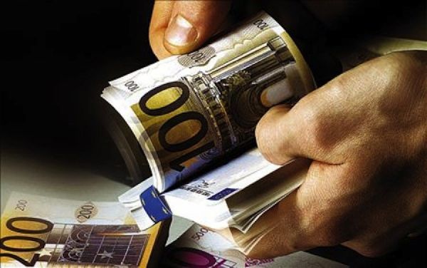 ΕΕ: 100 ευρώ ετησίως κοστίζει σε κάθε Ευρωπαίο η φοροδιαφυγή