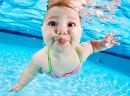 Απολαυστικές λήψεις: Μωράκια παίζουν κάτω από το νερό (photos)