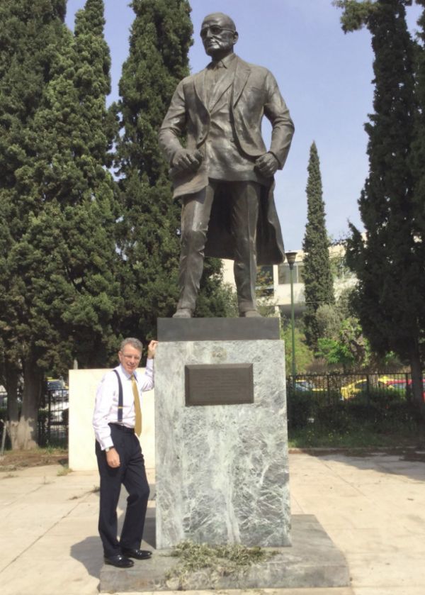 Ο Αμερικανός πρεσβευτής «τσεκάρει» το άγαλμα του Τρούμαν