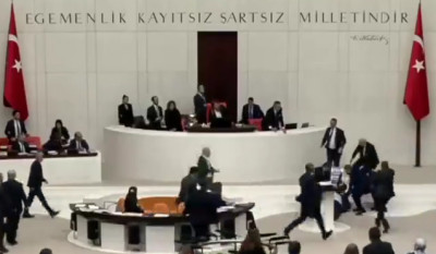 Βουλευτής έπαθε καρδιακή προσβολή στο τουρκικό κοινοβούλιο (video)