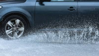Οδήγηση υπό βροχή: Τι πρέπει να γνωρίζουμε για υδρολίσθηση-φρενάρισμα