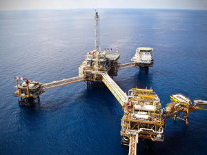 Οι εικασίες για τα επιτόκια ρίχνουν το πετρέλαιο-Ανεβαίνει το αέριο
