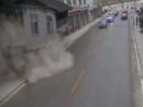 Κίνα: Σπίτια καταρρέουν σε πολυσύχναστο δρόμο (video)