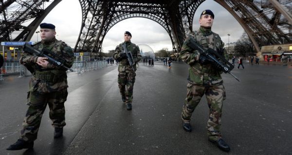 Παρίσι: Όχημα έπεσε πάνω σε στρατιώτες- Αρκετοί τραυματίες