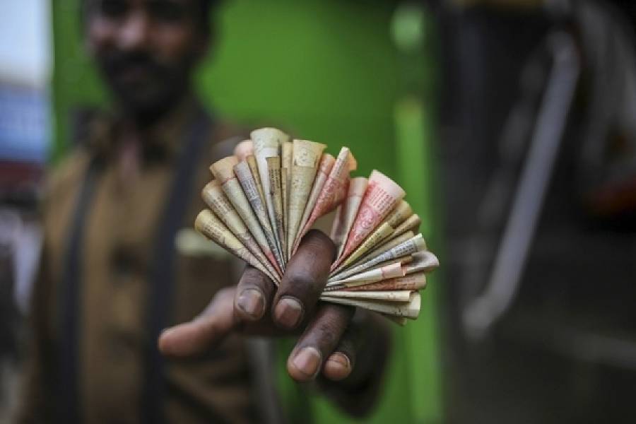 Σε ιστορικό χαμηλό η ινδική ρουπία έναντι του δολαρίου