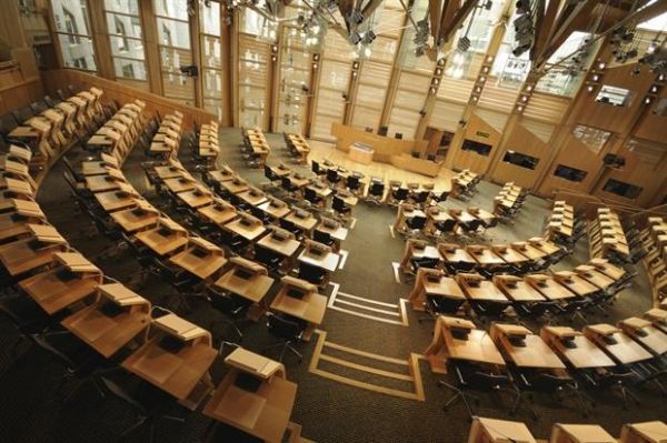 Σκωτία: Εκκένωση του κοινοβουλίου λόγω ύποπτου δέματος