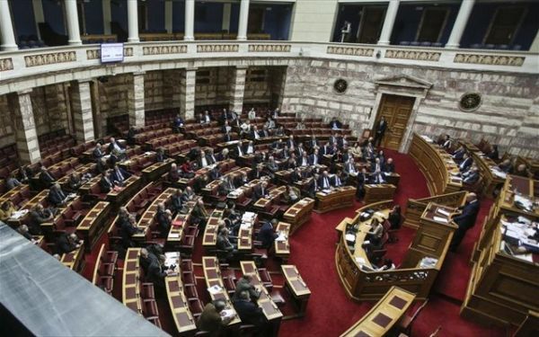 Υπερψηφίστηκε στη Βουλή η «προεκλογική» ανανέωση συμβάσεων στο Δημόσιο