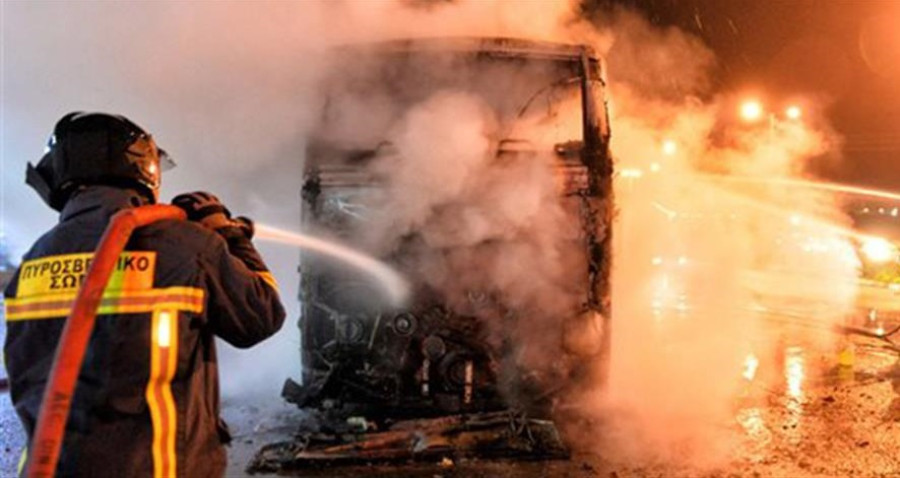 Φωτιά σε λεωφορείο του ΚΤΕΛ γεμάτο επιβάτες στο δρομολόγιο Αθήνα-Θεσσαλονίκη