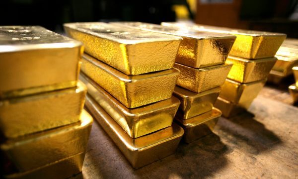 Υποχωρεί ο χρυσός λόγω της ανόδου του δολαρίου